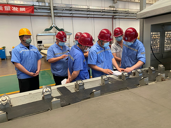天海工業(yè)黨委書記、董事長李俊杰深入四型瓶車間調(diào)研指導(dǎo)工作 (1).png
