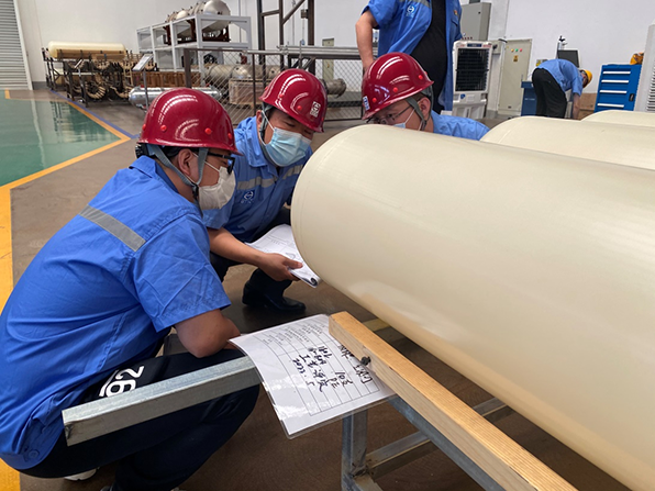 天海工業(yè)黨委書記、董事長李俊杰深入四型瓶車間調(diào)研指導(dǎo)工作 (2).png